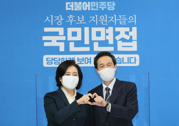 박영선 전 중소벤처기업부 장관과 우상호 더불어민주당 의원이 1일 오후 서울 금천구의 한 스튜디오에서 ‘더불어민주당 시장후보지원자들의 국민면접’ 방송촬영에 앞서 기념촬영을 하고 있다. (사진=뉴시스 제공)