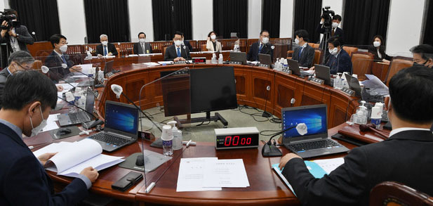 박지원 국가정보원장이 30일 서울 여의도 국회에서 열린 정보위원회 전체회의에 출석, 회의 시작을 기다리고 있다.(사진=공동취재사진)
