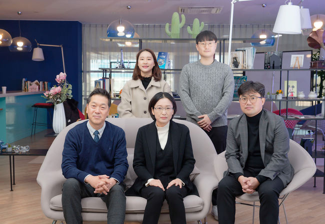 (좌측하단부터 반시계 방향) 곽상규 교수, 최남순 교수, 홍성유 교수, 박세원 연구원, 정서영 연구원