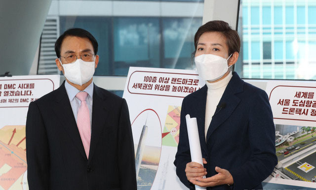 나경원 국민의힘 서울시장 예비후보가 15일 서울마포구 누리꿈스퀘어 연구개발타워 스카이브릿지에서 진대제 전 정보통신부 장관과 함께 상암일대 정책비전을 발표하고 있다. (사진=국회사진기자단 제공)