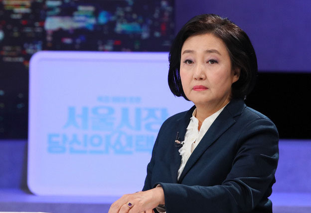 더불어민주당 박영선 서울시장 경선후보가 15일 서울 마포구 상암동 MBC에서 열린 '100분 토론, 더불어민주당 서울시장 후보 경선 토론회'에서 우상호 경선후보와 토론을 하고 있다. (사진=국회사진기자단)