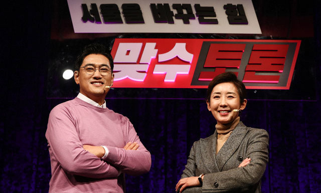 오신환(왼쪽), 나경원 국민의힘 서울시장 예비후보들이 16일 서울 용산구 백범김구기념관 대회의실에서 열린 국민의힘 '서울을 바꾸는힘 제1차 맞수토론'에 앞서 포즈를 취하고 있다. (사진=국회사진기자단)