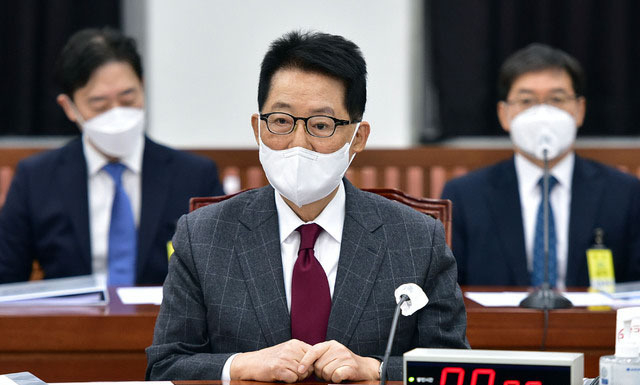 박지원 국가정보원장이 16일 서울 여의도 국회에서 열린 정보위원회 전체회의에 참석해 회의 시작을 기다리고 있다. (사진=공동취재사진)