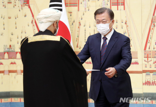 문재인 대통령이 16일 오전 청와대 본관에서 열린 주한대사 신임장 제정식에 참석해 자카리아 하메드 힐랄 알 사아디 주한오만대사로부터 신임장을 받고 있다. (사진/뉴시스)