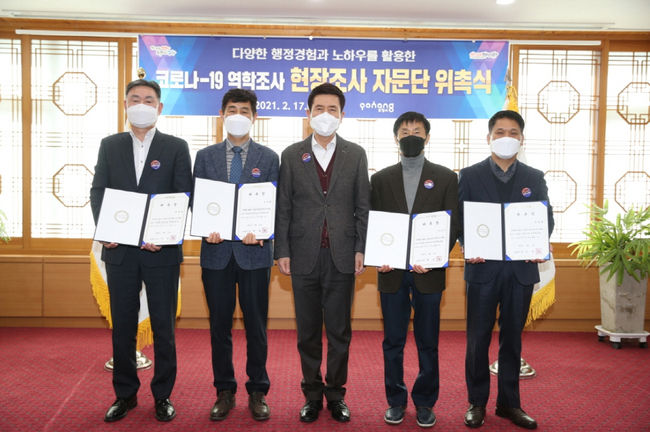 왼쪽부터 정연규 전 대송면장, 박인환 전 북구보건소 건강관리과장, 이강덕 포항시장, 이진석 전 남구보건소 보건정책과장, 윤장형 전 효곡동장