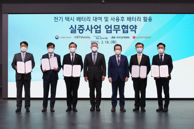 현대차는 18일 경기도 화성시 소재 현대차·기아 기술연구소에서 산업통상자원부·현대글로비스·LG에너지솔루션·KST모빌리티와 전기 택시 배터리 대여 및 사용 후 배터리 활용 실증 사업을 위한 업무협약(MOU)을 체결했다고 밝혔다.(사진=현대자동차 제공)<br>
<br>
