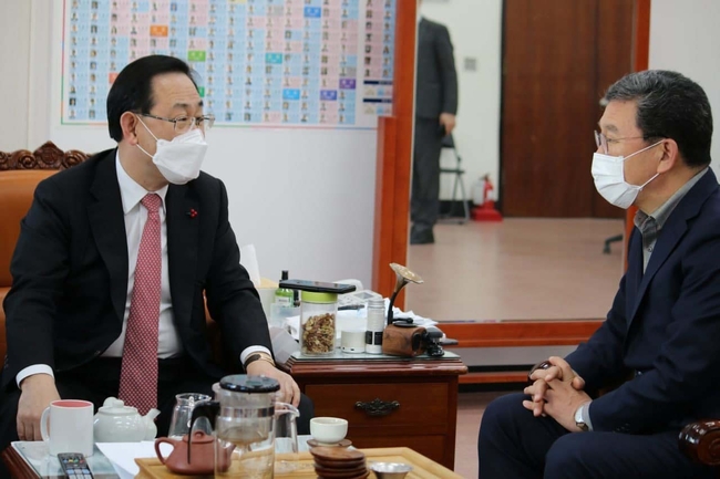 18일 신정훈 더불어민주당 의원이 주호영 국민의힘 원내 대표를 만났다. / 사진제공 =신정훈 의원실