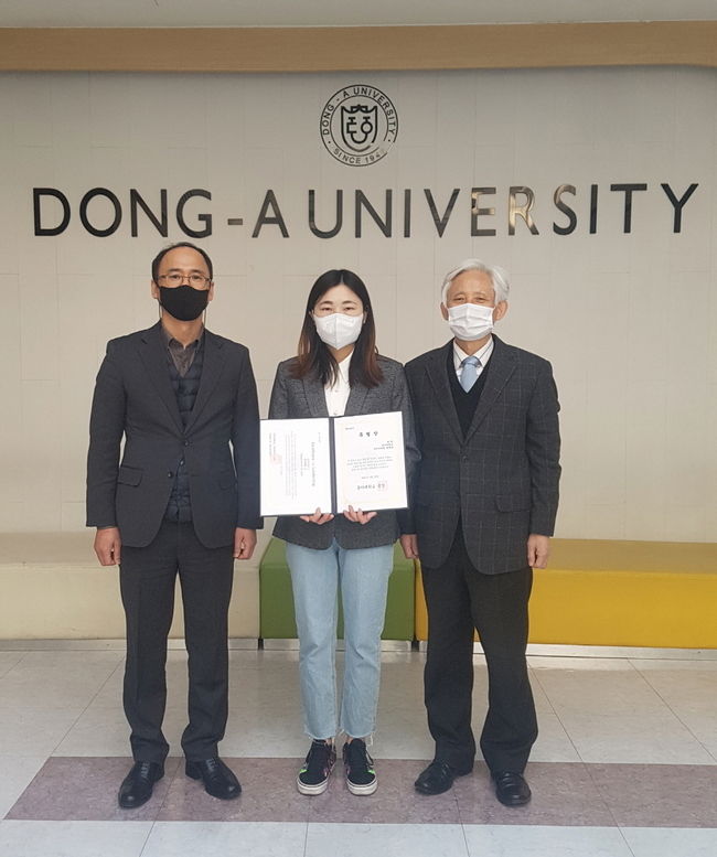 동아대 국제법무학과 박사과정 완리(RUAN LI, 가운데) 졸업생이 오민홍(왼쪽) 국제교류처장, 조동제 지도교수와 기념촬영을 하고 있다. 