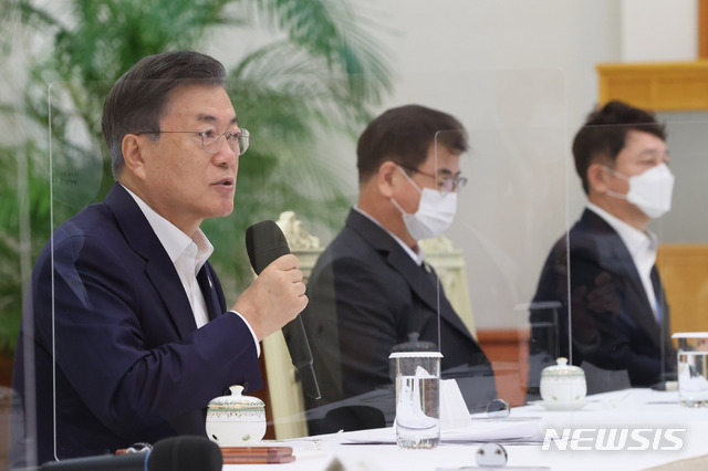 문재인 대통령이 지난해 9월 9일 오전 청와대 본관에서 이낙연 더불어민주당 대표를 비롯한 당 지도부와 간담회를 하고 있다. (사진/뉴시스)