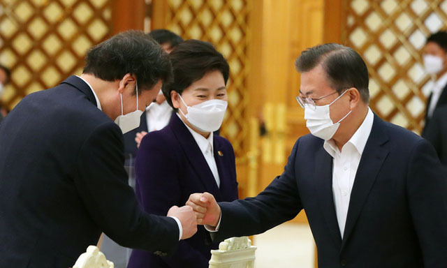 문재인 대통령이 19일 오전 청와대 본관에서 열린 더불어민주당 지도부 초청 간담회에 참석해 인사말을 하고 있다. (사진=청와대 제공)