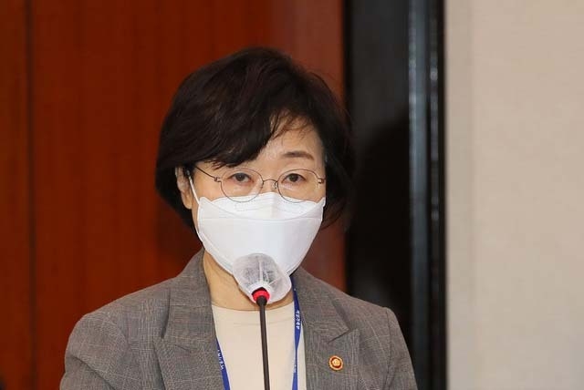 정영애 여성가족부 장관이 18일 서울 여의도 국회에서 열린 여성가족위원회 전체회의에서 법률안 통과에 대한 정부측 인사말을 하고 있다. (사진=공동취재사진)