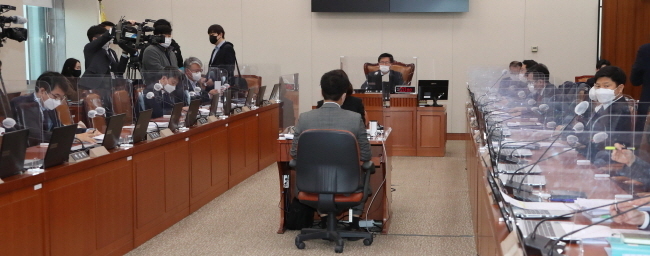 이헌승 소위원장이 19일 서울 여의도 국회에서 열린 국토교통위원회 법안심사소위를 주재하고 있다. (공동취재사진)