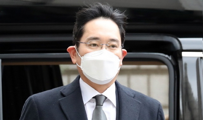 이재용 삼성전자 부회장은 '국정농단 사건'으로 2년 6개월의 징역형이 확정되면서 삼성생명공익재단 이사장직에서 물러날 것으로 보인다. 18일 오후 서울 서초구 서울고등법원에서 열린 파기환송심 선고 공판에 출석하고 있다. 2021.01.18.(사진=뉴시스 제공)