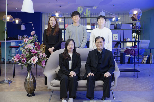유정우 교수 연구팀(유정우 교수 우측 하단)