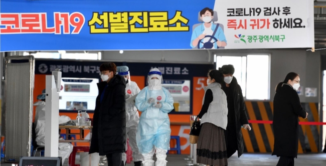 루 332명이 신종 코로나바이러스 감염증(코로나19) 확진 판정을 받았다. 이는 일주일 만에 300명대로 감소했다 (사진=뉴시스 제공)