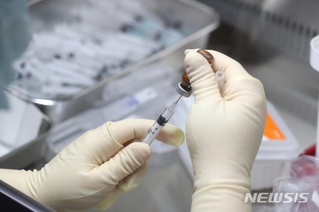 지난 9일 서울 중구 국립중앙의료원 중앙예방접종센터에서 진행된 코로나19 백신 접종 모의훈련에서 조제간호사가 클린벤치를 이용해 주사를 소분 조제하고 있다. 