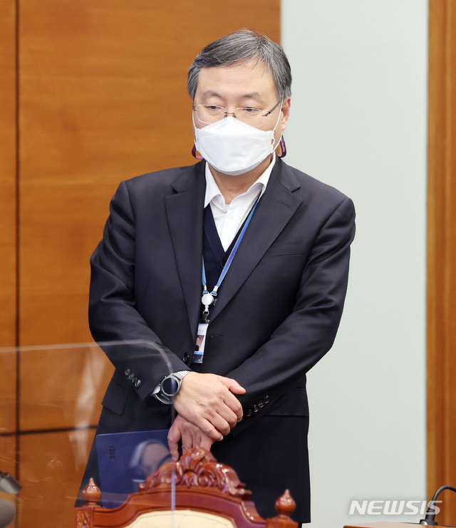 신현수 대통령비서실 민정수석이 22일 청와대에서 열린 수석·보좌관 회의에 참석하고 있다. (사진/뉴시스)