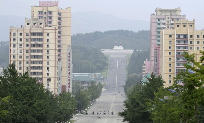 유엔 세계식량계획(WEP)이 북한의 국경 봉쇄로 식량 반입이 계속 어려울 경우 올해 대북 지원 활동을 중단할 수도 있다고 밝혔다.지난해 7월26일 신종 코로나바이러스 감염증(코로나19)과 관련해 전면 봉쇄한 북한 개성시 풍경. 2021.02.23.(사진=뉴시스 제공)<br>
<br>
