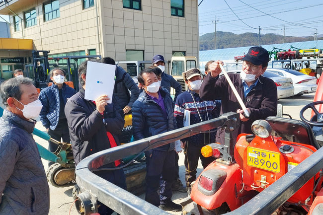'농업기계 안전사용교육'을 실시하고 있다.