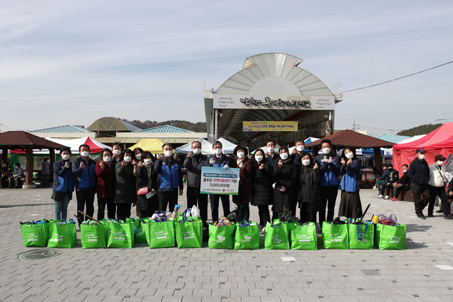 한국수력원자력(사장 정재훈, 이하 한수원)이 23일 오후 울산 남창 옹기종기시장을 방문해 정월대보름 맞이 전통시장 장보기 행사를 가졌다.