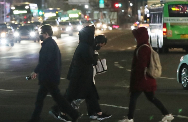 요일인 24일은 아침까지 추운 날씨를 보이다 오후부터는 따뜻한 남풍의 영향으로 기온이 차차 오른다. 23일인 오늘 퇴근길은 바람이 불며 영하권 날씨를 보여 일교차에 주의해야 한다 (사진=뉴시스 제공)