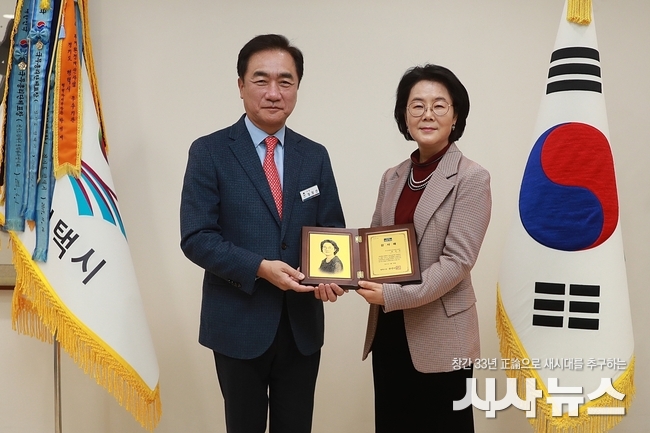사진 좌측 정장선 평택시장 우측 교육장 양미자 모습