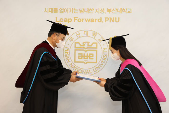 졸업주간 박사학위 졸업증서 수여 행사