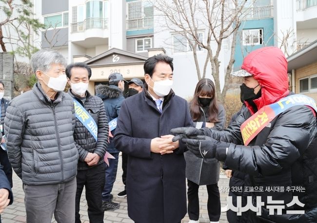 24일 일자리 잃은 아파트 경비원 집회 현장 위로 방문
