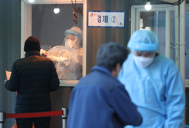 코로나19 신규 확진자가 오전0시 기준 357명으로 이틀 연속 3백명대를 보인 23일 서울역 임시선별진료소를 찾은 시민이 검사를 받고 있다.(사진/뉴시스)