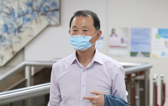 판문점 공동경비구역(JSA) 경비초소에서 총상을 입고 숨진 고(故) 김훈 중위 유족인 김척 예비역 육군 중장이 지난해 8월20일 서울고등법원에서 열린 대한민국 상대 손해배상 청구 소송 항소심 선고기일에 출석하고 있다. 2020.08.20. (사진=뉴시스 제공)