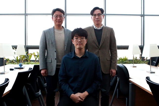 DGIST 정보통신융합전공 박경준 교수(뒷줄 우측), 정보통신융합전공 은용순 교수(뒷줄 좌측), 김상준 석박사통합과정생