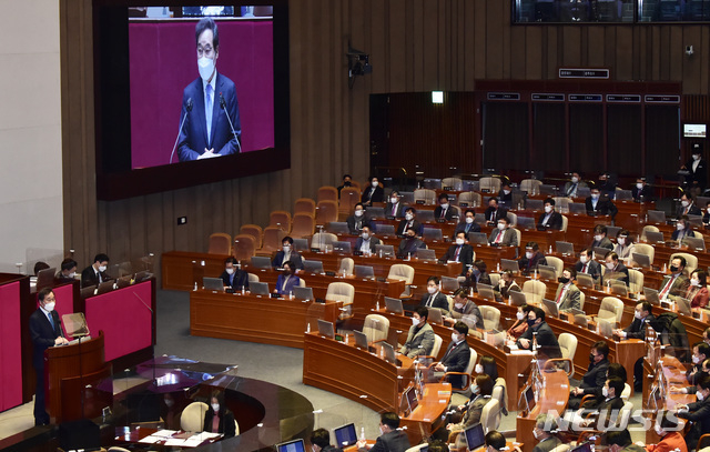 이낙연 더불어민주당 대표가 2일 서울 여의도 국회 본회의장에서 개회된 제384회 국회(임시회) 2차 본회의, 교섭단체 대표연설을 하고 있다. 