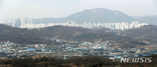 6번째 3기 신도시로 조성되는 경기 시흥시 과림동 일대가 24일 경기 광명시 가학산에서 보이고 있다. 