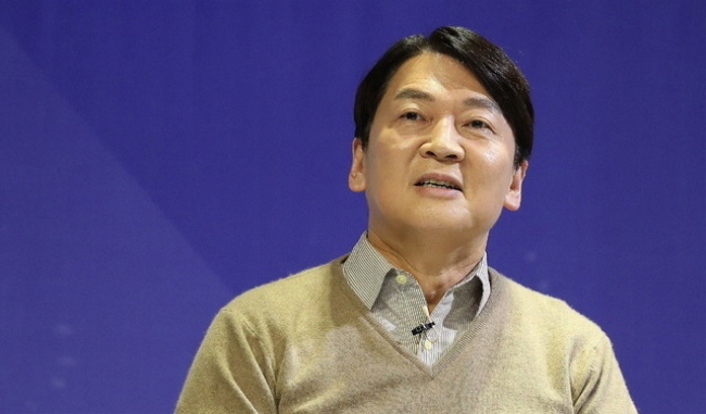  서울시장 보궐 선거에 출마한 국민의당 안철수 예비후보가 25일 오후 서울 영등포구 KNK디지털타워에서 열린 금태섭 무소속 예비후보와의 단일화 2차토론에 앞서 준비를 하고 있다. 2021.02.24. (사진=뉴시스 제공)