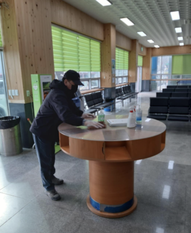 지난 22일 저동여객선터미널을 방역하고 있다.