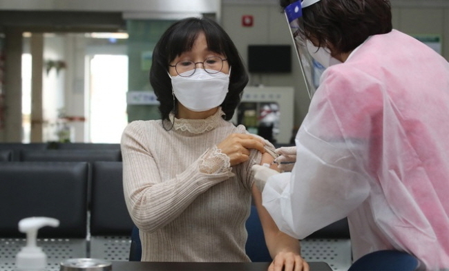 신종 코로나바이러스 감염증(코로나19) 백신 접종이 시작된 26일 오전 대구 북구 한솔요양병원에서 요양병원 종사자가 백신을 접종하고 있다. (사진=뉴시스 제공)