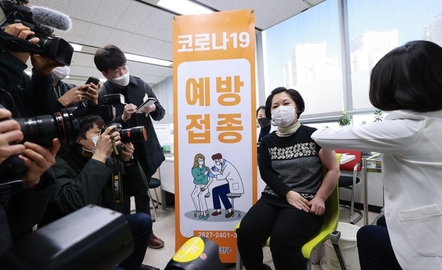 26일 오전 서울 금천구 보건소에서 노인요양센터 요양보호사 신정숙 씨가 신종 코로나바이러스 감염증(코로나19) 아스트라제네카(AZ) 백신 1회차 접종을 받고 있다.(사진=뉴시스 제공)