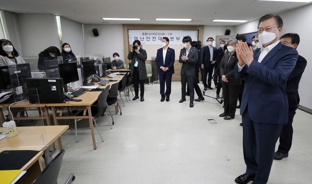  문재인 대통령이 26일 코로나19 백신 접종 참관을 위해 서울 마포구보건소를 방문해 직원들을 격려하고 있다. (사진=뉴시스 제공)