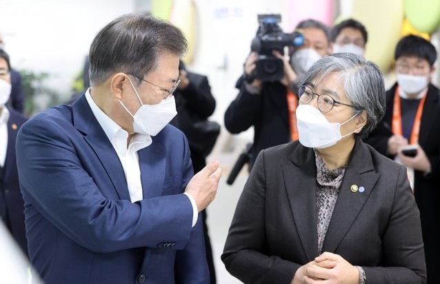 문재인 대통령이 26일 코로나19 백신 접종 참관을 위해 서울 마포구보건소를 방문해 정은경 질병관리청장으로부터 코로나19 백신 접종 계획 및 준비상황을 보고 받고 있다.(사진=뉴시스 제공)