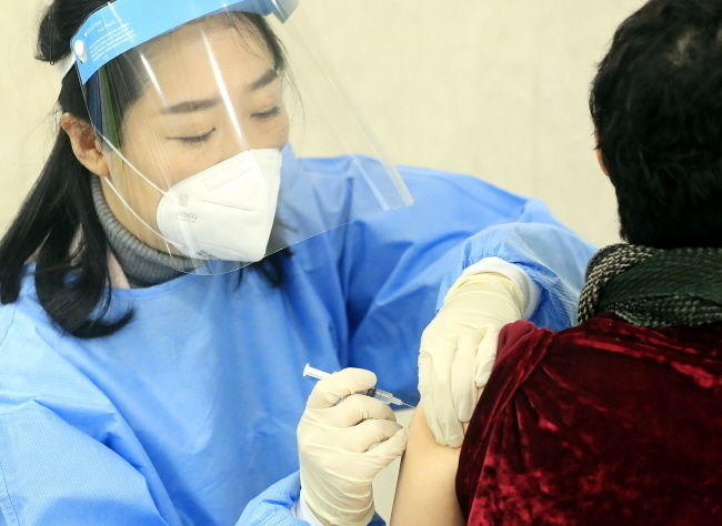 26일 오전 광주 북구 비엔날레실버타운에서 의료진이 신종 코로나바이러스 감염증(코로나19) 아스트라제네카 백신 접종을 하고 있다. 