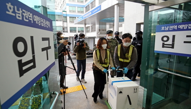 26일 오후 광주 동구 조선대학교병원 의성관에 설치된 신종 코로나바이러스 감염증(코로나19) 호남권역예방접종센터에 초저온 보관이 필요한 화이자 백신이 운송되고 있다. 