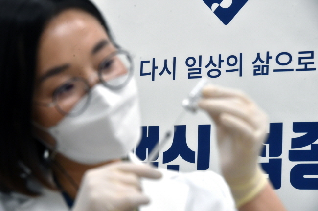 신종 코로나바이러스 감염증(코로나 19) 백신 접종이 시작된 26일 오후 경기도 수원시 영통구 아주대학교요양병원에서 의료진이 아스트라제네카(AZ) 백신 접종을 준비하고 있다.