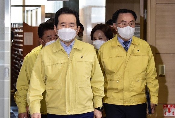 정세균 국무총리가 26일 오전 서울 종로구 정부서울청사에서 열린 코로나19 중앙재난안전대책본부 회의에 참석하고 있다. (공동취재사진)