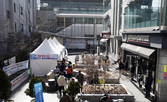 서울 광진구 '건대 맛의 거리' 및 건대입구역 주변 음식점 상인과 종업원 등이 23일 청춘뜨락에 마련된 임시선별검사소를 찾아 코로나19 선제검사를 하고 있다.