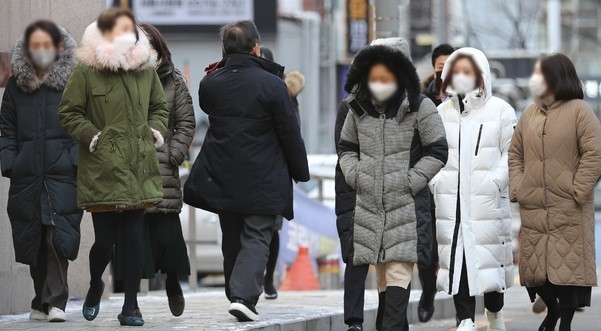 서울 최저기온이 영하 10도까지 떨어지며 강추위가 이어지고 있는 지난 17일 오후 서울 중구 시청역 인근에서 시민들이 발걸음을 옮기고 있다.