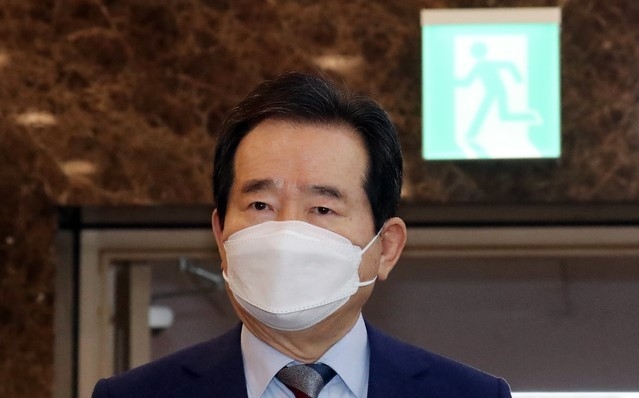 정세균 국무총리가 26일 오전 서울 종로구 정부서울청사에서 열린 코로나19 백신·치료제 상황점검회의에 참석하고 있다. (공동취재사진)