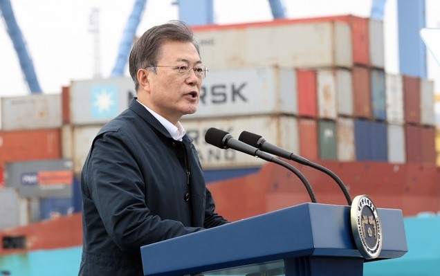 문재인 대통령이 25일 부산신항 다목적부두에 위치한 해양대학교 실습선 선상에서 열린 ‘동남권 메가시티 구축 전략 보고’에 참석해 발언하고 있다.