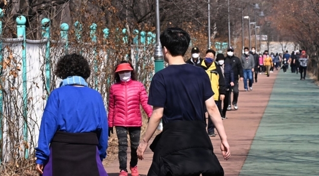 따뜻한 남풍이 불면서 일요일인 28일도 전국 대부분 지역의 낮 기온이 15도 내외로 포근하겠다. 다만 강풍 특보가 발효된 일부 지역에서는 강한 바람과 함께 빗방울이 내릴 전망이다.