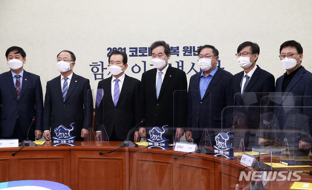 더불어민주당 이낙연 대표, 정세균 총리, 홍남기 경제부총리 등이 28일 국회에서 열린 제2차고위당정협의회에서 추경 및 재난지원금 논의에 앞서 기념촬영하고 있다. 왼쪽부터 구윤철 국무조정실장, 홍 부총리, 정 총리, 이 대표, 김태년 원내대표, 김상조 청와대 정책실장, 박광온 사무총장. (공동취재사진)