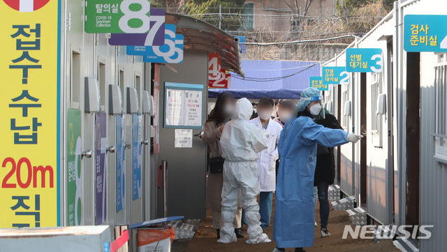 지난 13일 서울 용산구 순천향대학교 서울병원 임시선별진료소에는 검사를 받으려는 사람들과 의료진이 분주히 움직이고 있다.(사진/뉴시스)